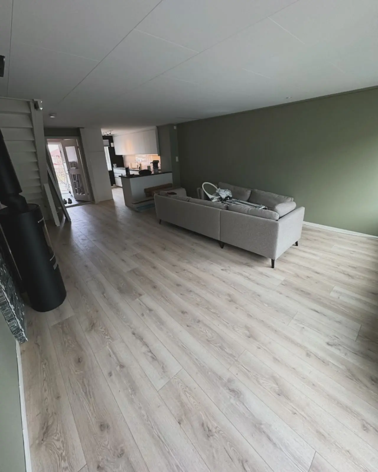 Installasjon av gulvbelegg med et bredt utvalg av materialer og fokus på holdbarhet og estetikk